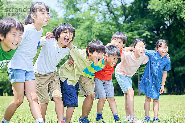 Japanische Kinder im Stadtpark