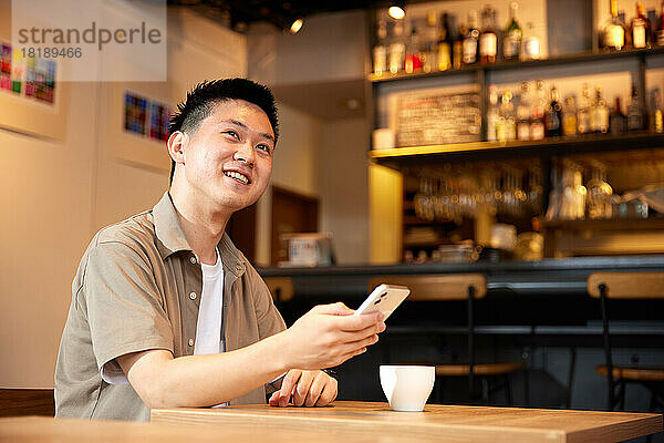 Japaner in einem Café