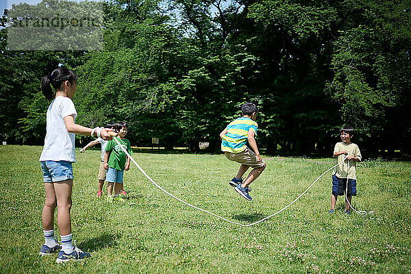 Japanische Kinder im Stadtpark