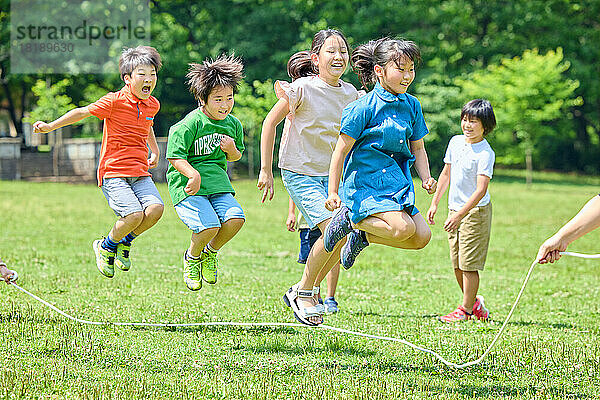 Japanische Kinder im Stadtpark