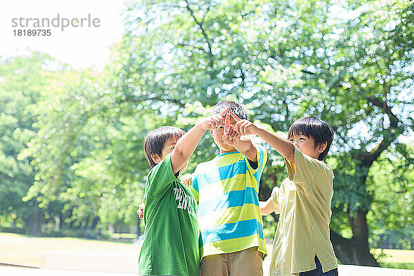 Japanische Kinder im Stadtpark