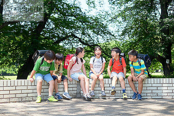 Japanische Kinder im Stadtpark