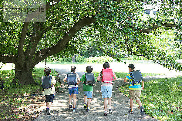 Japanische Kinder im Stadtpark