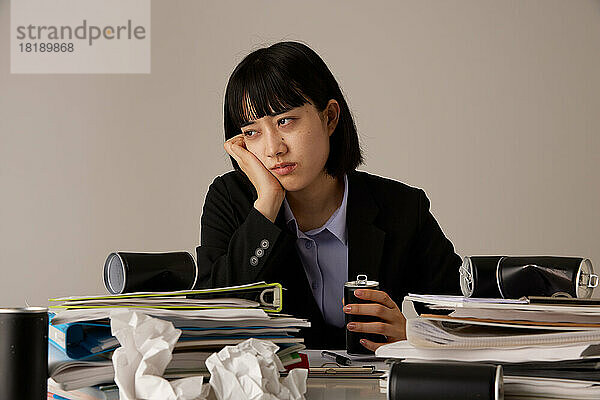 Müde japanische Geschäftsfrau