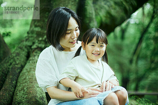 Japanisches Kind mit ihrer Mutter im Stadtpark