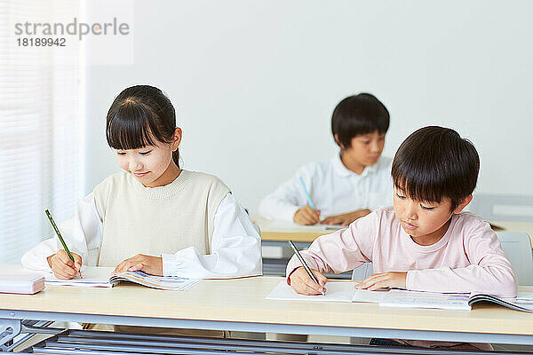 Japanische Kinder lernen