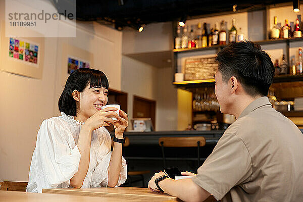 Japanisches Paar in einem Café