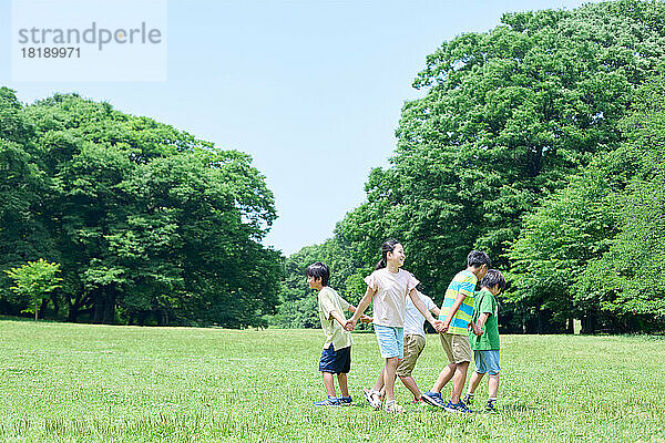 Japanische Kinder im Stadtpark