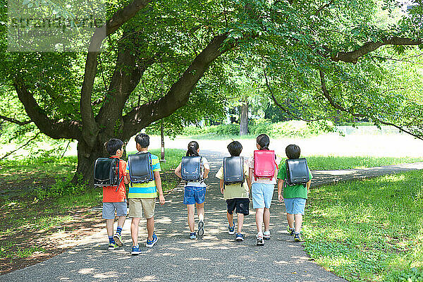 Japanische Kinder im Stadtpark