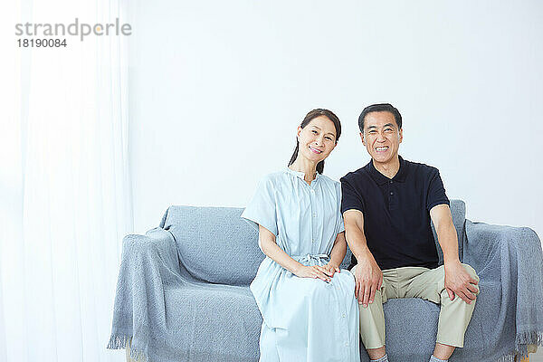 Japanisches älteres Paar zu Hause