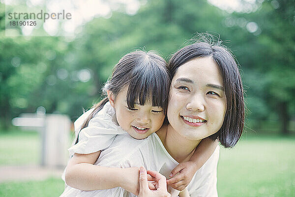 Japanisches Kind mit ihrer Mutter im Stadtpark