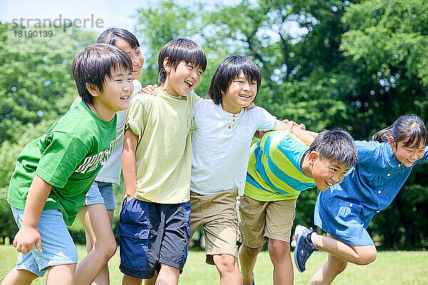 Japanische Kinder im Stadtpark