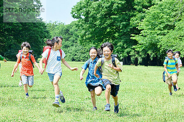 Japanische Kinder im Stadtpark