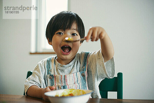 Japanisches Kind beim Essen zu Hause
