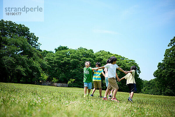 Japanische Kinder im Stadtpark