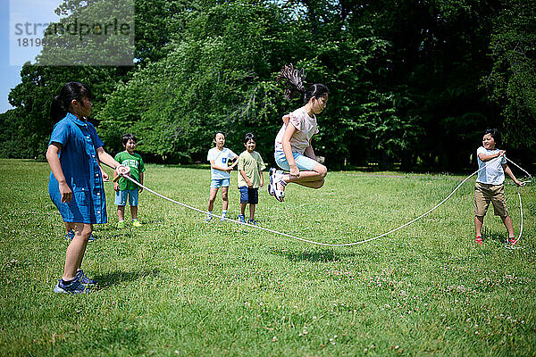 Japanische Kinder im Stadtpark