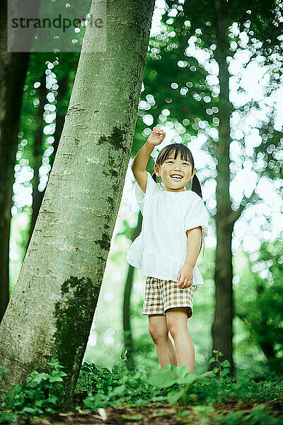 Japanisches Kind im Stadtpark
