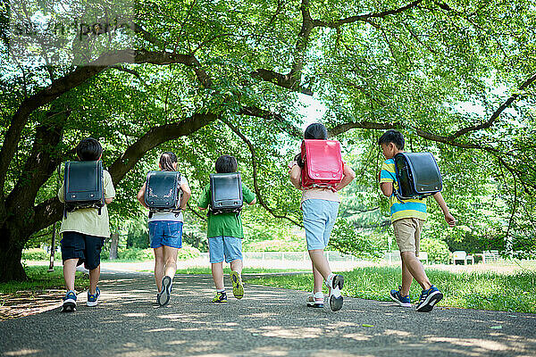 Japanische Kinder im Stadtpark