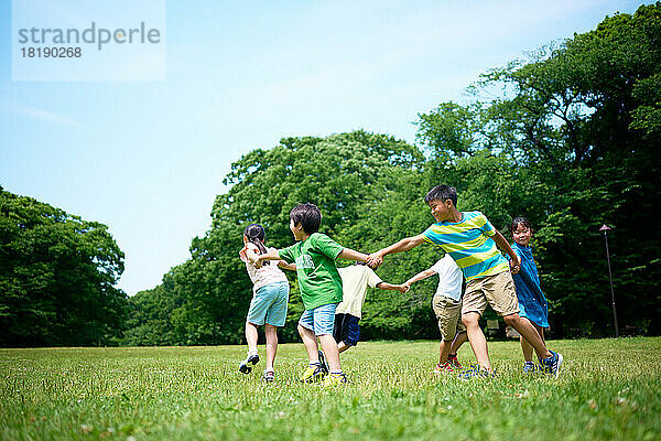 Japanische Kinder im Stadtpark