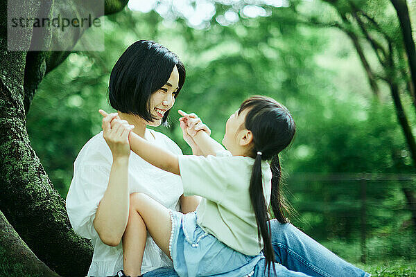 Japanisches Kind mit ihrer Mutter im Stadtpark