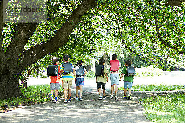 Japanische Kinder im Stadtpark