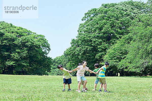 Japanische Kinder im Stadtpark