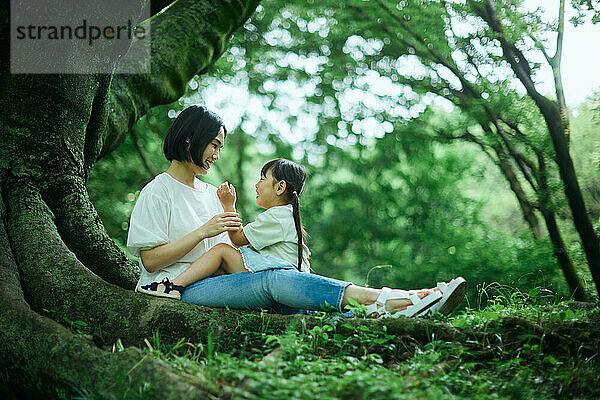 Japanisches Kind mit ihrer Mutter im Stadtpark