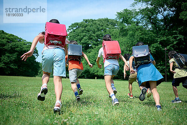 Japanische Kinder im Stadtpark