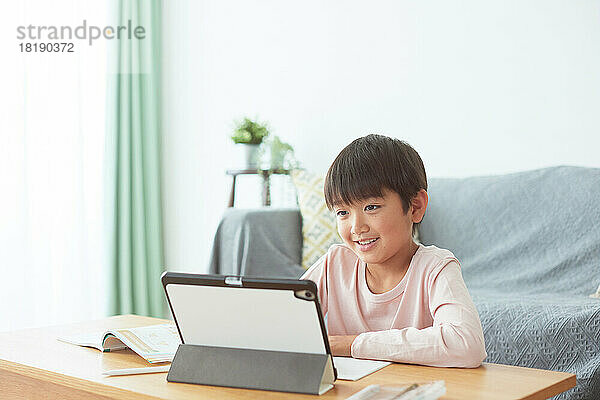 Japanisches Kind lernt zu Hause