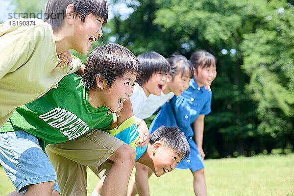 Japanische Kinder im Stadtpark