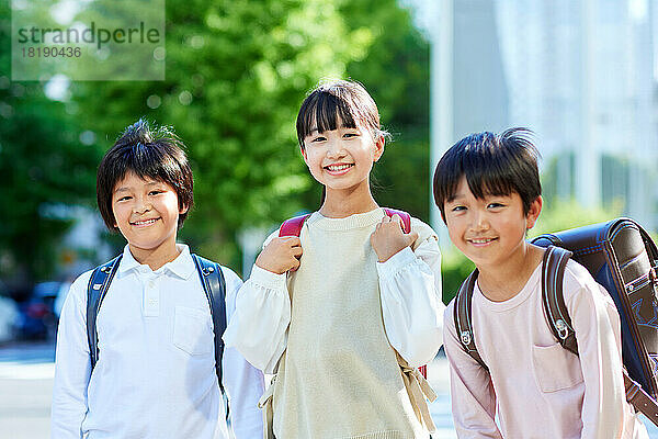 Japanische Grundschulkinder draußen