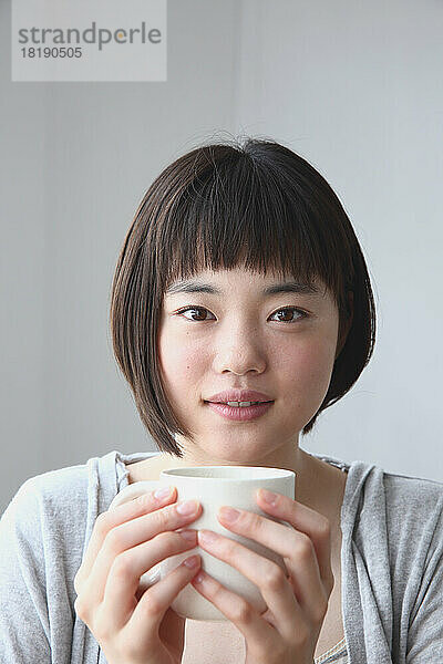Junge Japanerin trinkt Tee