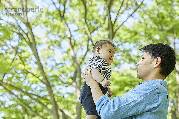 Japanischer Vater hält Baby