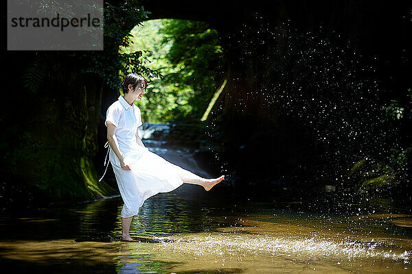 Junge Japanerin in einem Stadtpark