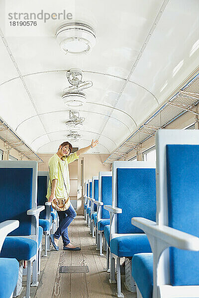 Japanerin hat Spaß im Zug