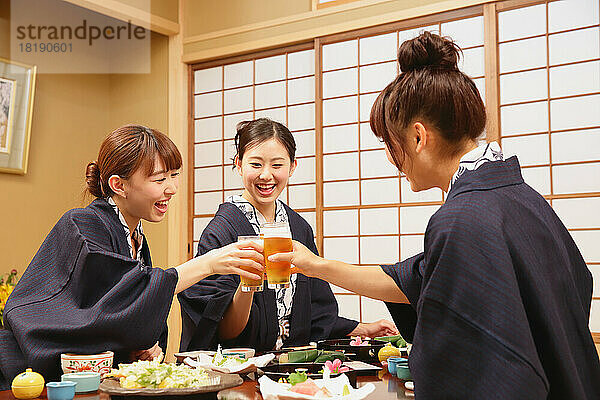 Japanische Frauen essen in einem Gasthaus mit heißen Quellen zu Abend