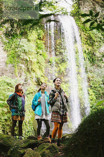 Japanische Frauen beim Trekking