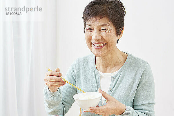 Japanische ältere Frau beim Essen