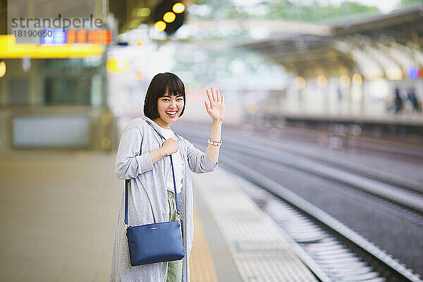 Junge Japanerin auf dem Bahnsteig