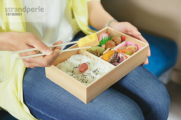 Japanerin isst Lunchpaket