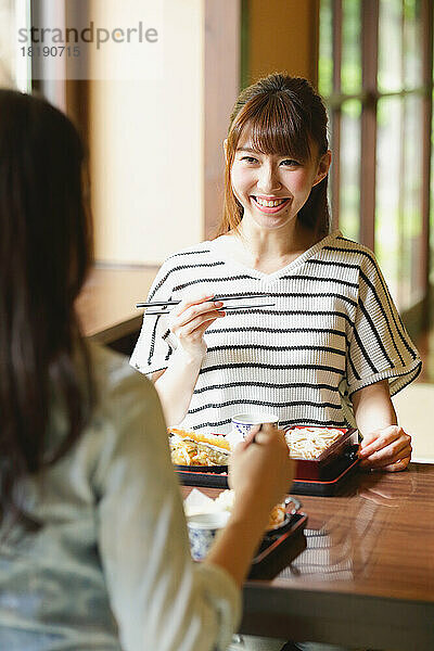 Japanische Frau beim Mittagessen