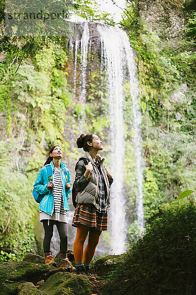 Japanische Frauen beim Trekking