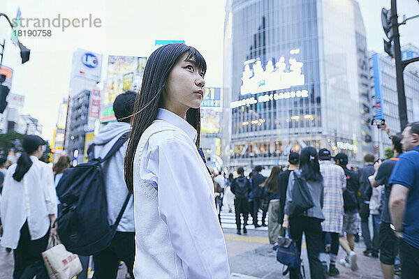 Japanisches Highschool-Mädchen am Shibuya Scramble Crossing