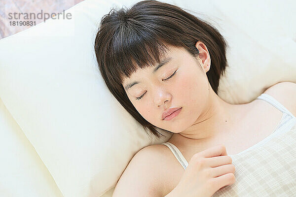 Junge japanische Frau schläft
