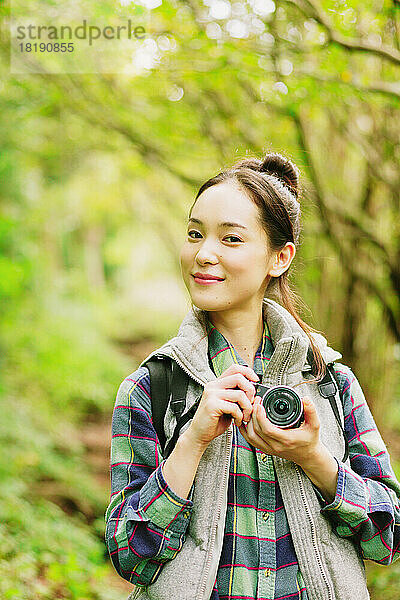 Japanerin hält eine Kamera