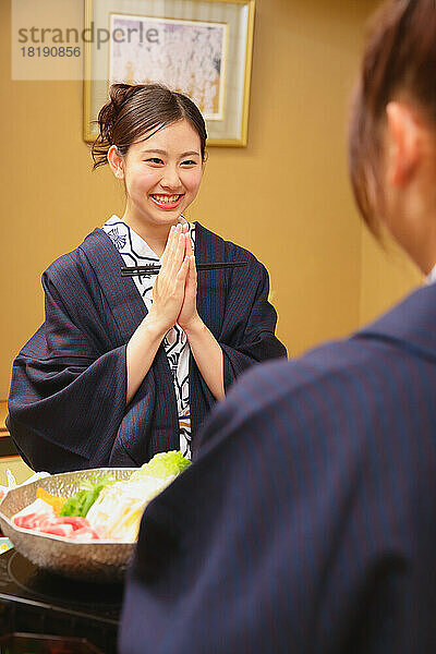 Japanische Frauen essen in einem Gasthaus mit heißen Quellen zu Abend