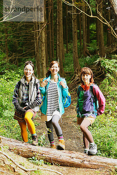 Drei Mädchen wandern in den Bergen