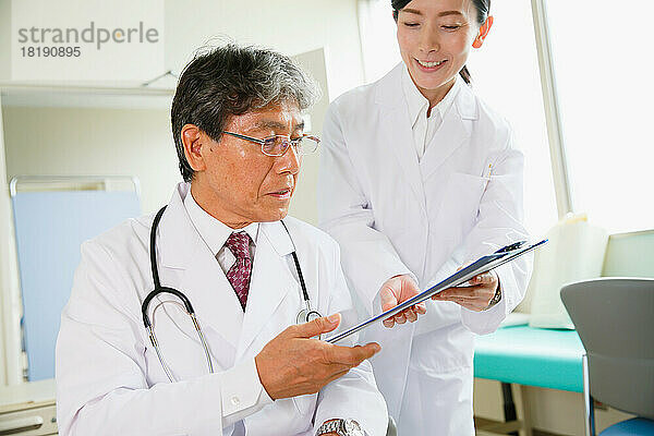 Japanischer Arzt im Klinikzimmer