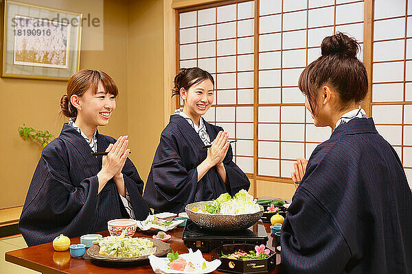 Japanische Frauen essen in einem Gasthaus mit heißen Quellen zu Abend