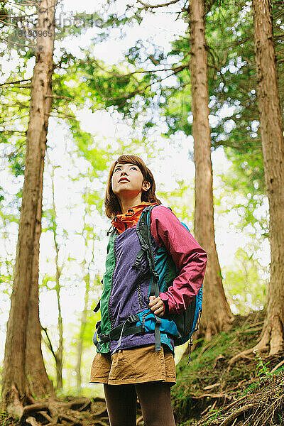 Japanische Frau beim Trekking